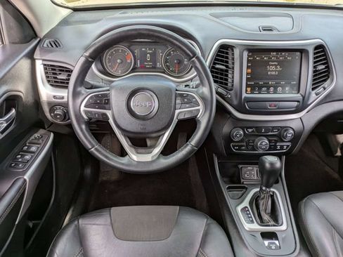 Used 2018 Jeep Cherokee Latitude Plus w/ Comfort/Convenience Group FWD image 17