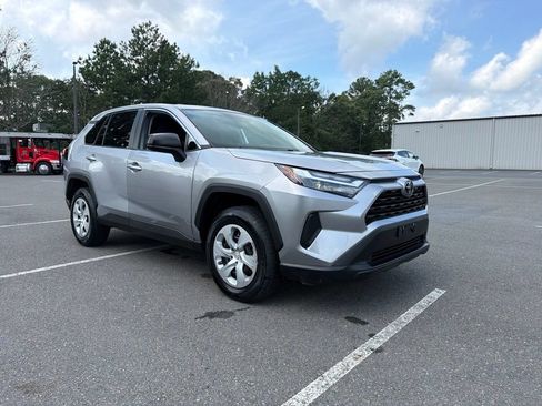 Used 2024 Toyota RAV4 LE AWD/4WD image 4
