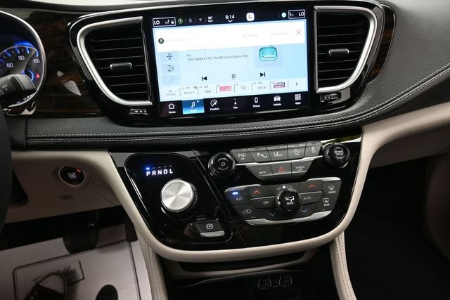 Used 2024 Chrysler Pacifica Limited AWD/4WD image 10