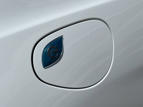 Used 2024 Chrysler Pacifica Limited FWD image 11