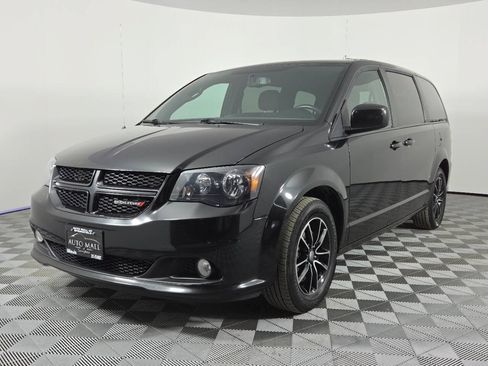 Used 2018 Dodge Grand Caravan SE FWD image 3