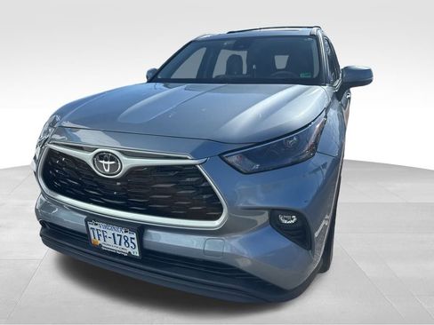 Used 2022 Toyota Highlander XLE image 2
