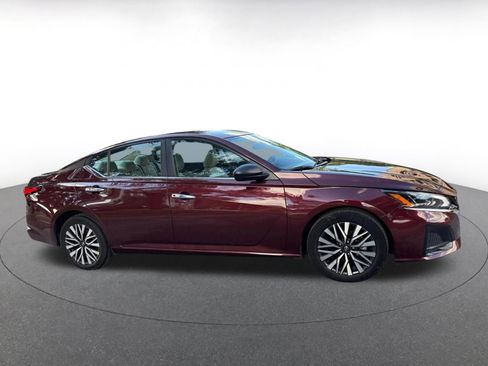 Used 2025 Nissan Altima 2.5 SV FWD image 15