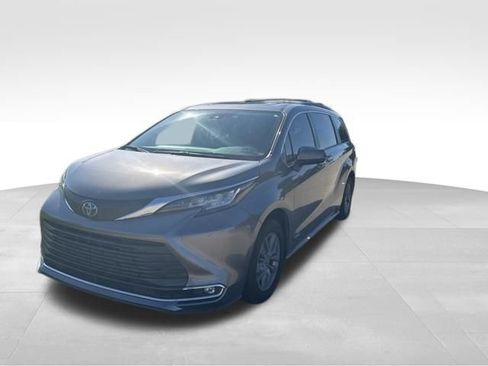 Used 2021 Toyota Sienna XLE w/ XLE Plus Package FWD image 7