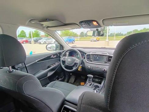 Used 2020 Kia Sorento LX FWD image 12