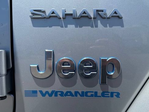 Used 2023 Jeep Wrangler Unlimited Sahara w/ Cold Weather Group AWD/4WD image 9