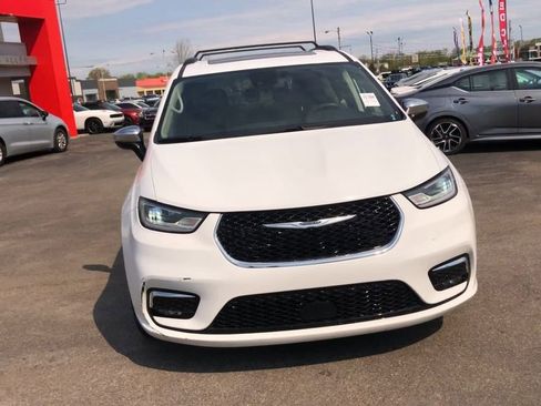 Used 2023 Chrysler Pacifica Limited FWD image 3