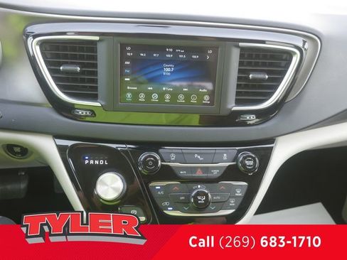 Used 2020 Chrysler Pacifica Touring w/ Cold Weather Group FWD image 46