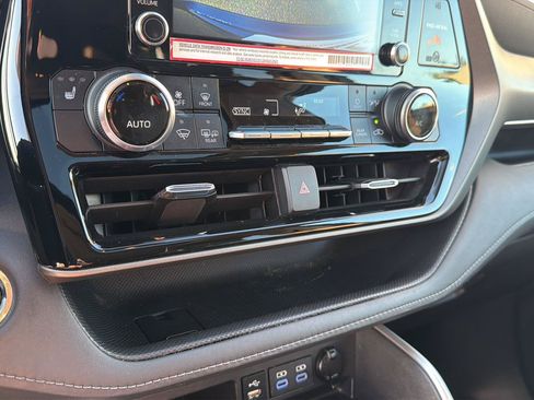 Used 2022 Toyota Highlander XLE FWD image 27