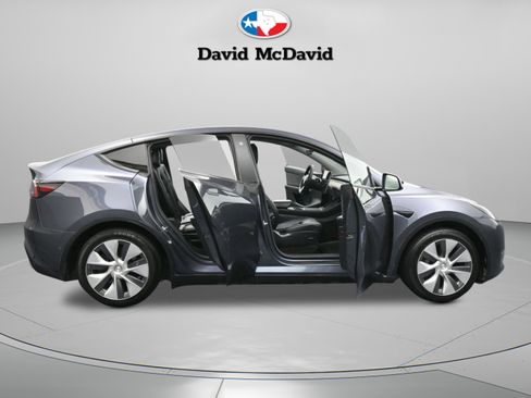 Used 2022 Tesla Model Y Long Range image 40