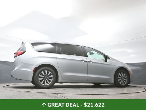 Used 2023 Chrysler Pacifica Touring-L FWD image 24