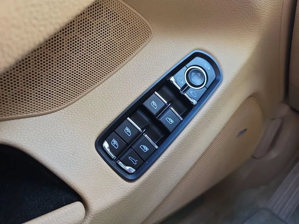 Used 2011 Porsche Panamera 4 AWD/4WD image 23
