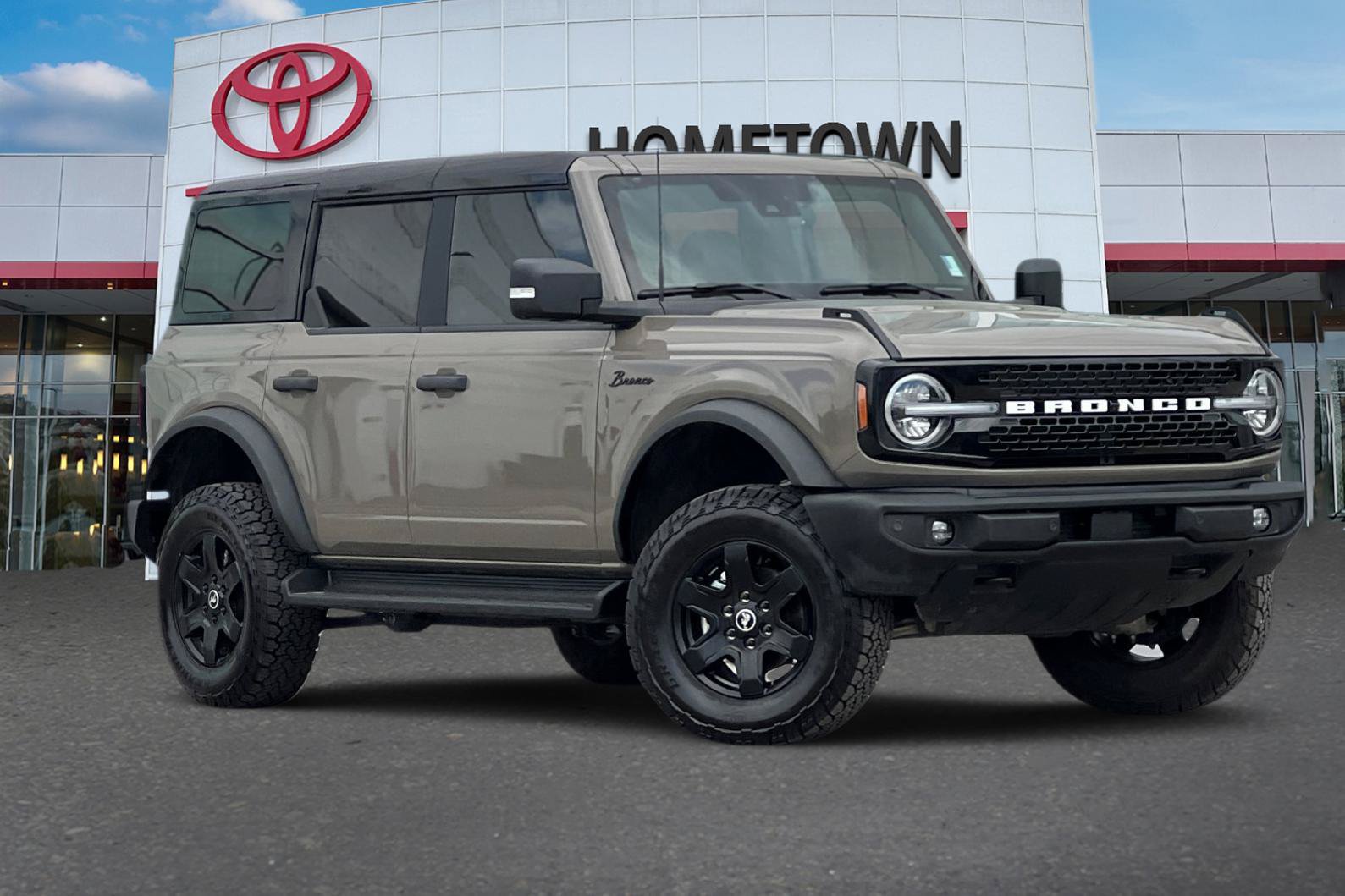 Used 2025 Ford Bronco Outer Banks AWD/4WD image 2