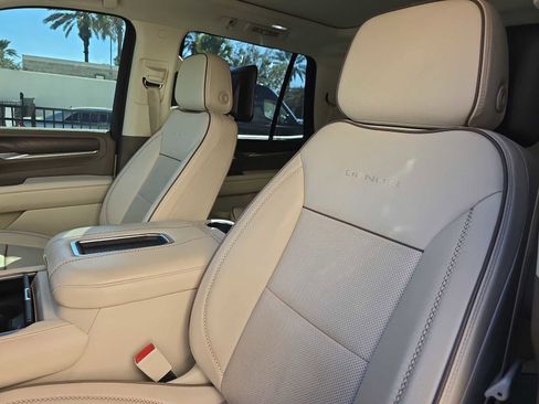 Used 2021 GMC Yukon Denali w/ Denali Premium Package image 15