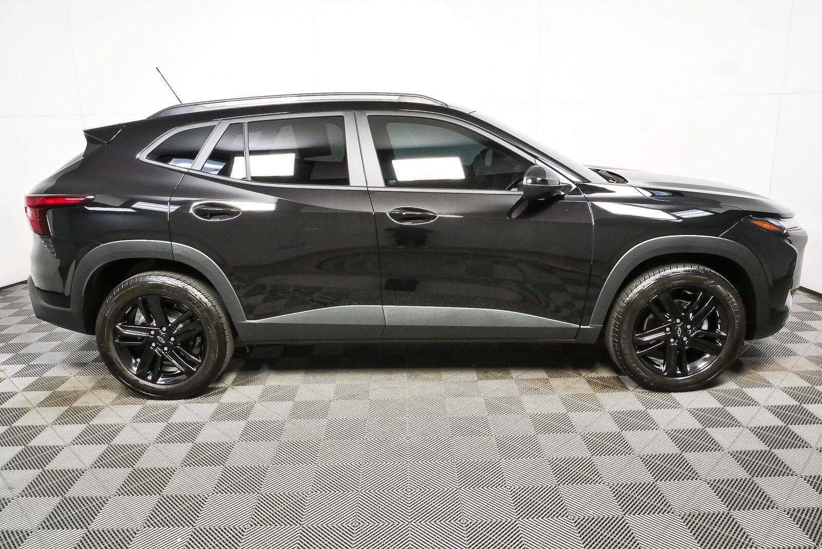 Used 2025 Chevrolet Trax ACTIV w/ Sunroof Package FWD image 2