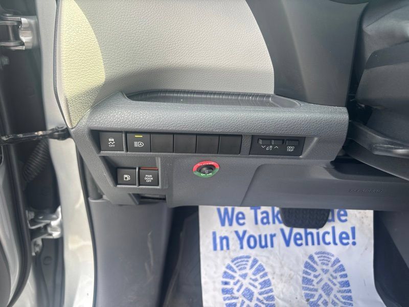 Used 2022 Toyota Sienna XLE FWD image 33