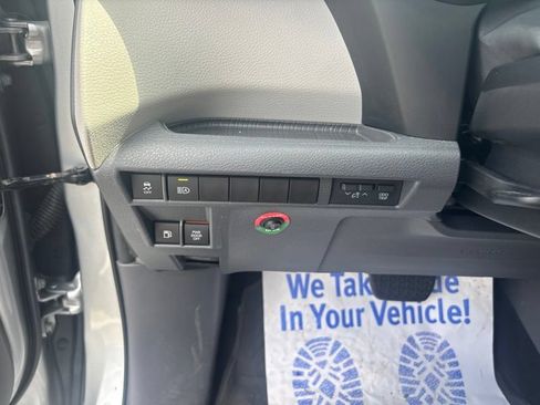 Used 2022 Toyota Sienna XLE FWD image 33