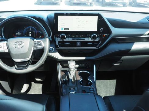 Used 2023 Toyota Highlander Limited AWD/4WD image 17