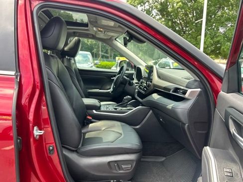 Used 2025 Toyota Highlander XLE AWD/4WD image 20