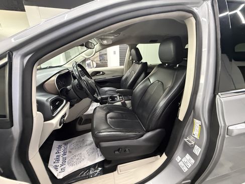 Used 2018 Chrysler Pacifica Touring-L w/ Advanced Safetytec Group FWD image 10