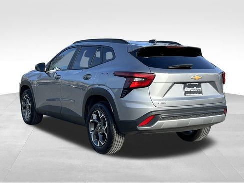 Used 2025 Chevrolet Trax LT w/ LT Convenience Package image 8