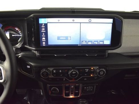 Used 2025 Jeep Wrangler Unlimited Sahara AWD/4WD image 19