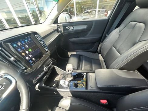 Certified 2025 Volvo XC40 B5 Plus AWD/4WD image 22