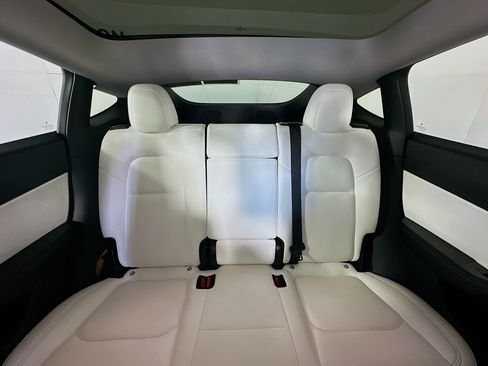 Used 2020 Tesla Model Y Long Range image 28