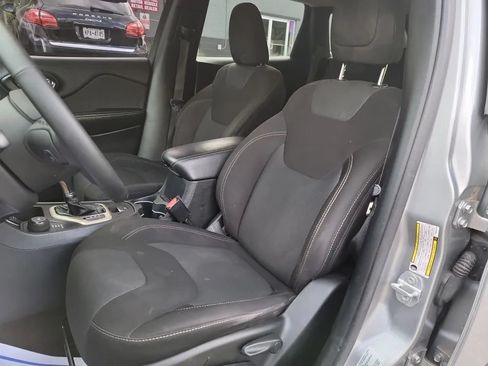 Used 2016 Jeep Cherokee Latitude w/ Cold Weather Group AWD/4WD image 9