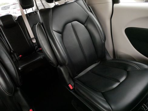 Used 2023 Chrysler Pacifica Touring-L FWD image 14