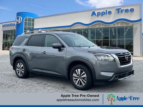 Used 2024 Nissan Pathfinder SL image 2