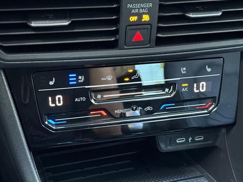 Used 2025 Volkswagen Jetta SEL FWD image 19