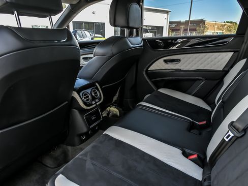 Used 2022 Bentley Bentayga AWD/4WD image 28