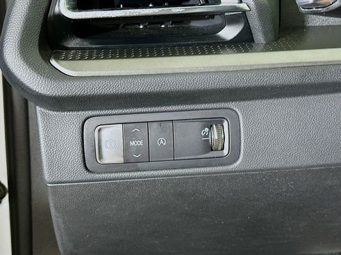 Used 2025 Chevrolet Traverse LT image 17