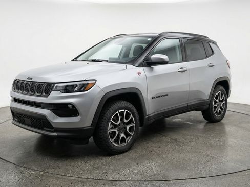 Used 2025 Jeep Compass Trailhawk image 3