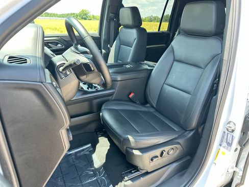 Used 2024 Chevrolet Suburban LT RWD image 11