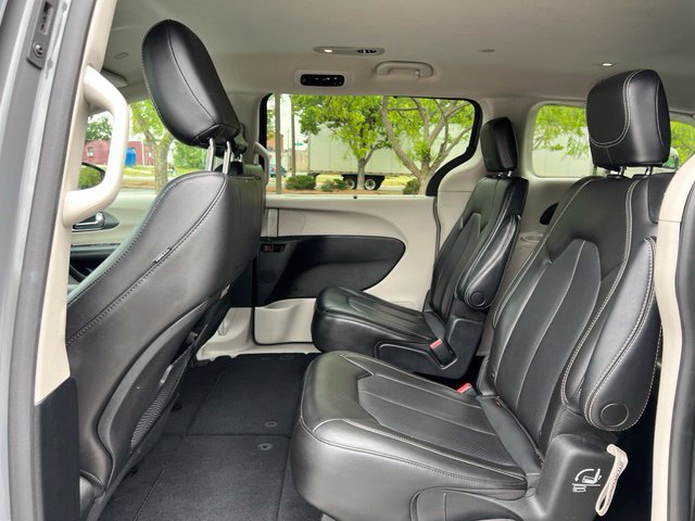 Used 2023 Chrysler Pacifica Touring-L FWD image 15