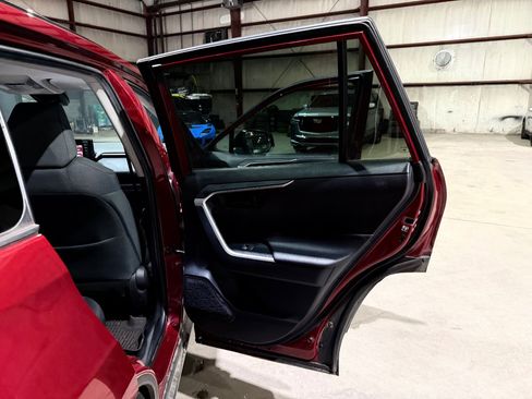 Used 2020 Toyota RAV4 LE FWD image 20