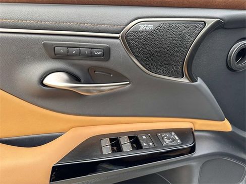 New 2025 Lexus ES 300h w/ Luxury Package image 18