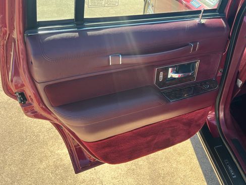 Used 1990 Lincoln Town Car image 27