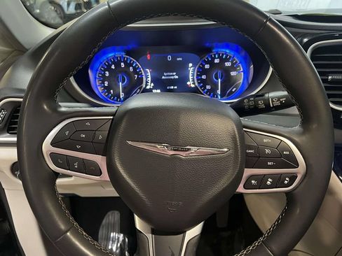 Used 2023 Chrysler Pacifica Touring-L FWD image 16