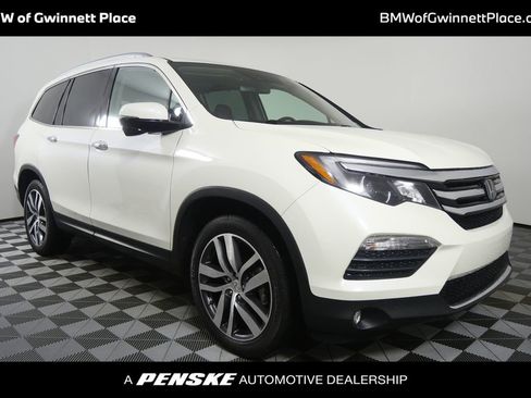 Used 2017 Honda Pilot Touring image 1