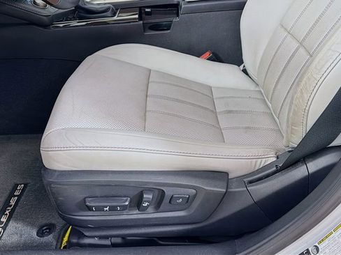 Used 2016 Lexus ES 350 w/ Luxury Package w/Wood Trim image 24