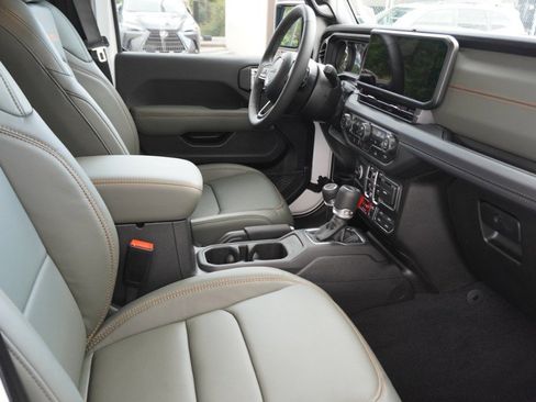 Used 2025 Jeep Gladiator Mojave w/ Convenience Group image 12