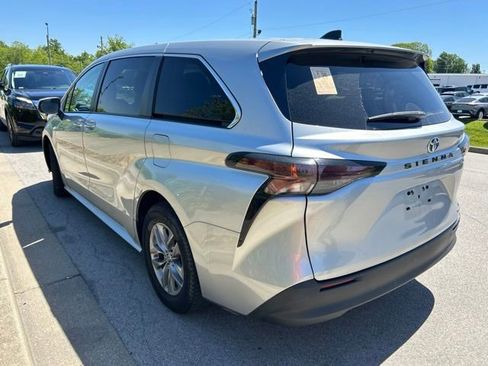 Used 2023 Toyota Sienna LE FWD image 4