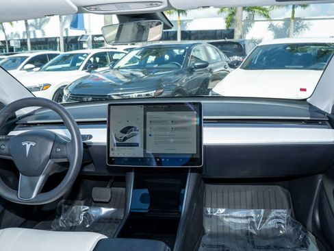 Used 2020 Tesla Model 3 Standard Range Plus image 19