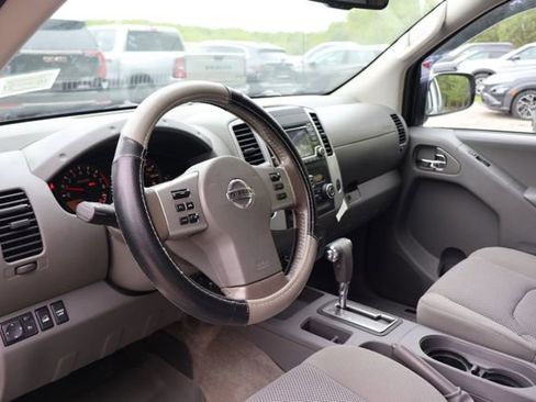 Used 2017 Nissan Frontier SV w/ SV Value Truck Package AWD/4WD image 8