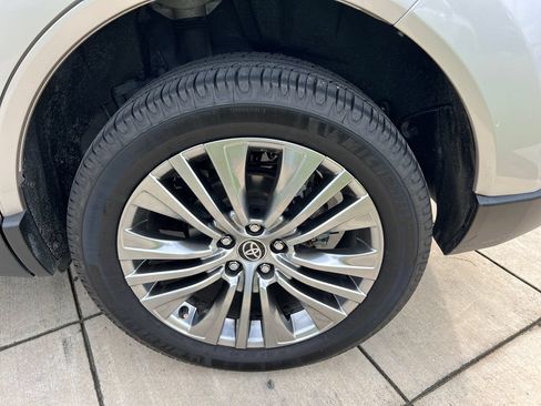 Used 2022 Toyota Venza XLE AWD/4WD image 14