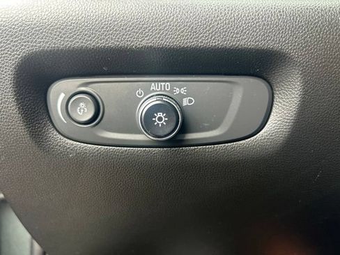 Used 2022 Chevrolet Traverse LT FWD image 14