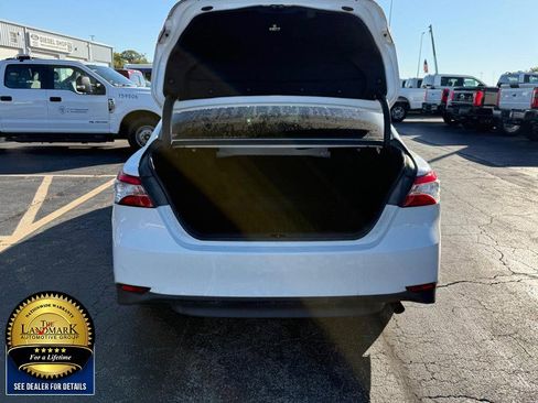 Used 2018 Toyota Camry LE image 18